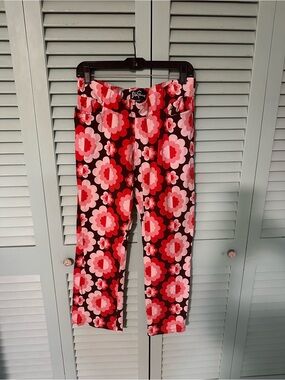 Lesley Evers Audrey Pants in - Pink & Red Retro Blossoms